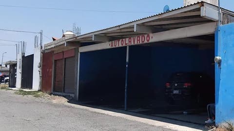 ¡A plena luz del día! Comando armado asalta autolavado y se lleva dos coches en Puebla