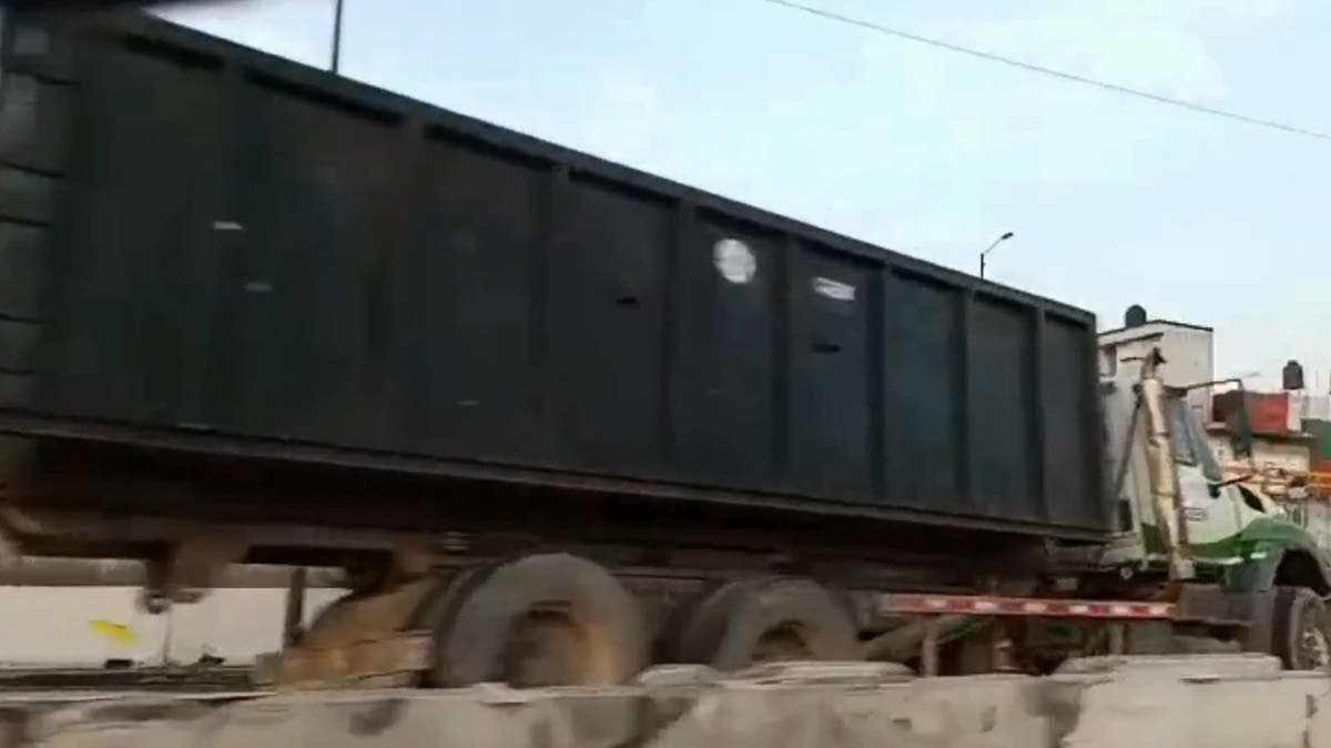 Camión de basura choca contra muro en Periférico Ecológico; tráfico pesado rumbo a 11 Sur