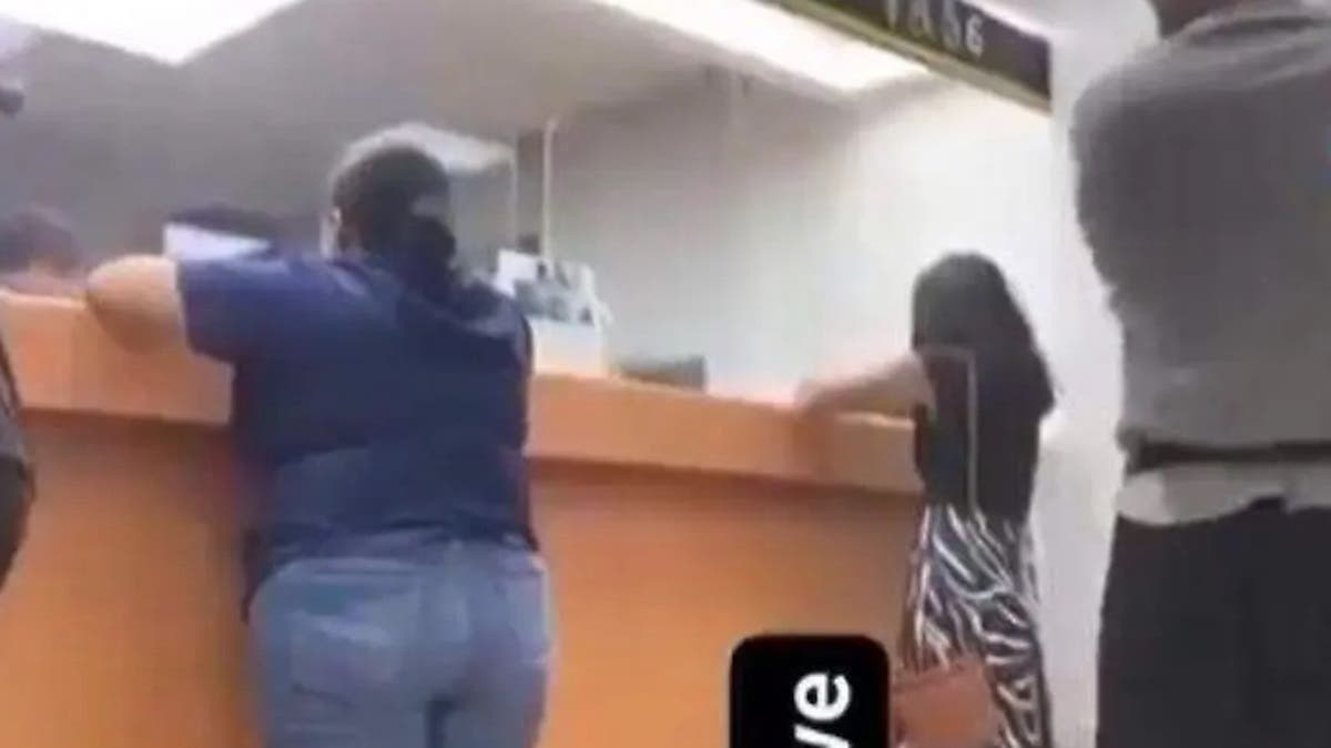 VIDEO “Soy la esposa de Jesús”: mujer exige 70 mil dólares en banco y se arma el escándalo