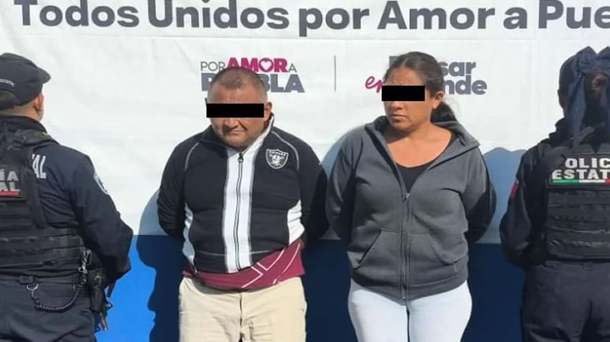 Cae pareja de carteristas robando celular en el RUTA; los agarran con las manos en la masa