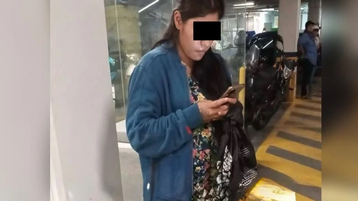 ¡Atrapada! Mujer intenta robar ropa en Coppel de Izúcar y la detienen