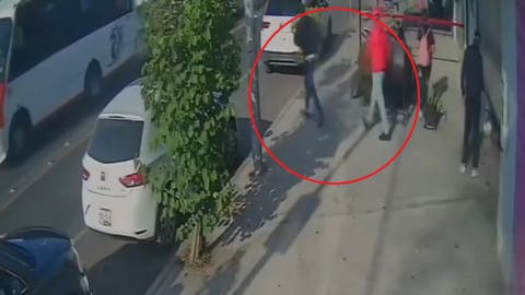 Delincuentes armados asaltan a madre e hijos en negocio de Santa Cruz Buenavista y roban camioneta (VIDEO)