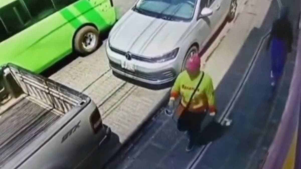 Acto de honestidad en Puebla: trabajadora devuelve sobre perdido en el Centro Histórico