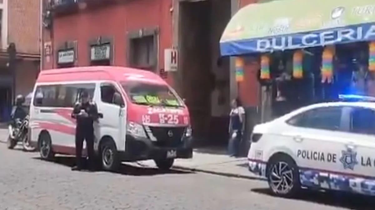 Muere abuelito dentro de combi de la Ruta 25 en pleno Centro Histórico de Puebla
