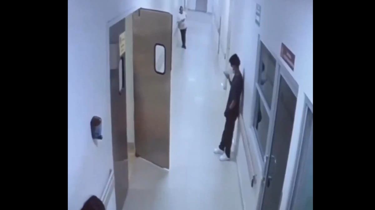 Sicario vestido de enfermero entra al Hospital General y asesina a paciente herida (VIDEO)