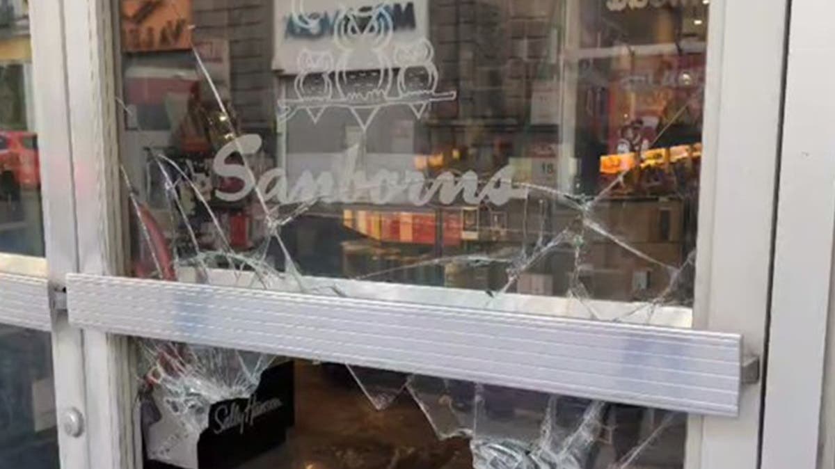 ¡Cristalazo en pleno Centro Histórico! Roban perfumes del Sanborns durante la madrugada
