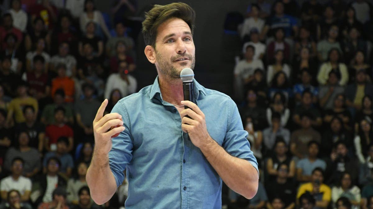 Javier Santaolalla llena la BUAP con ciencia y humor: habló de agujeros negros, Einstein y el cosmos