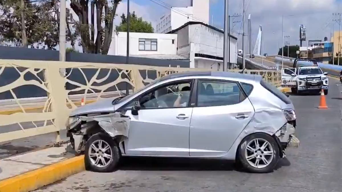“Un giro inesperado”: Poblana pierde el control y choca frente al Colegio Americano en Puebla
