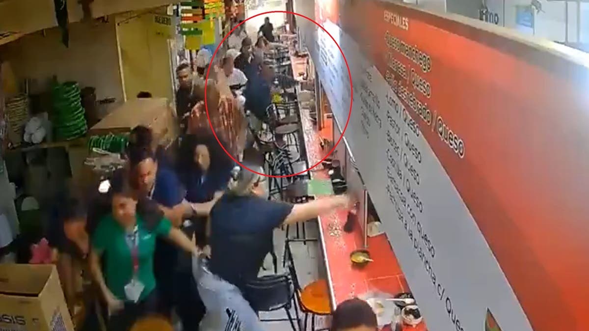 VIDEO: Estalla extintor en el mercado y desata pánico entre comensales