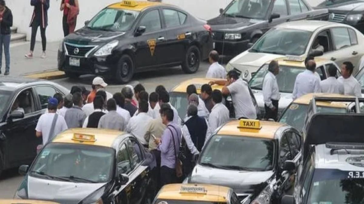 ¡No hay taxis en la CAPU! Usuarios hacen fila y Uber sigue prohibido