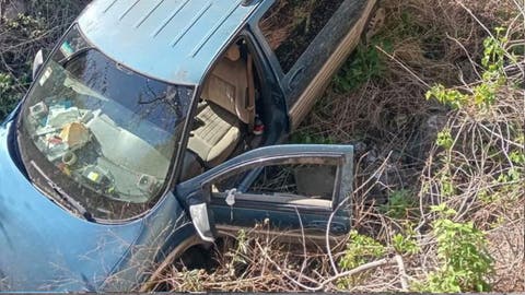 Familia sufre volcadura en Tepexco: camioneta se sale del camino por exceso de velocidad