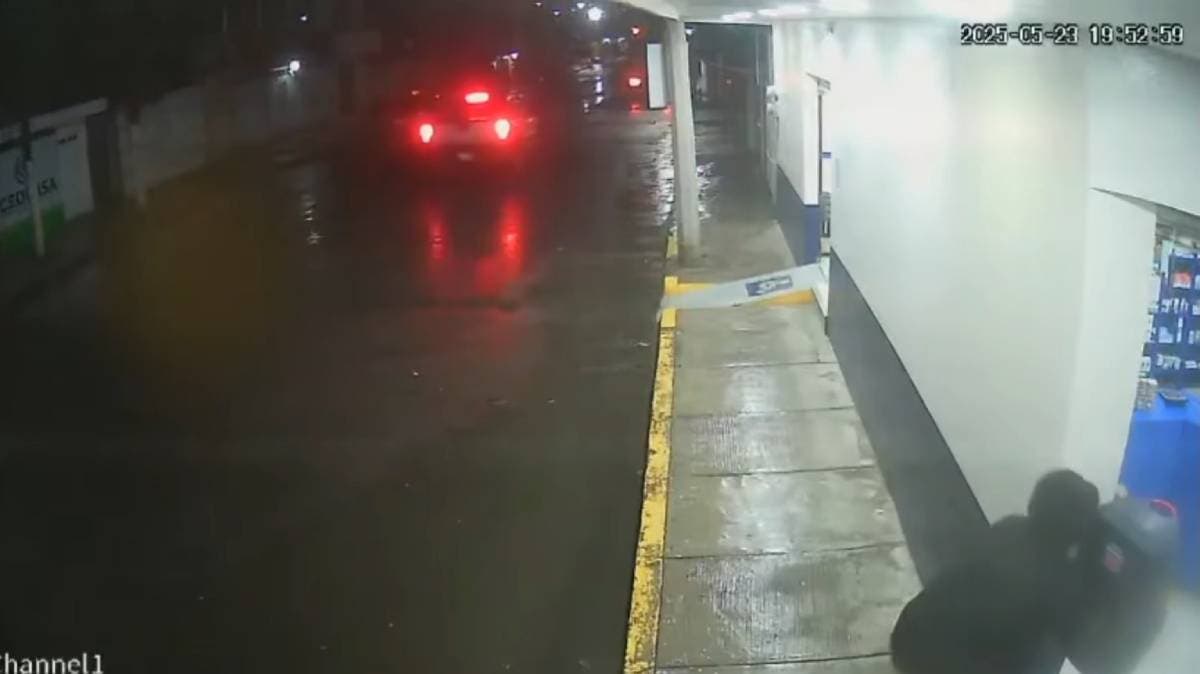 ¡Se roban la música del Dr. Simi! Ladrón hurta bocina de Farmacias Similares en Amozoc y desaparece bajo la lluvia