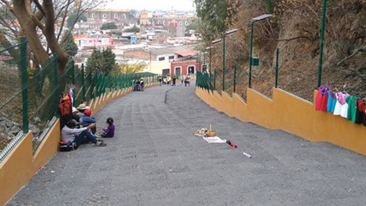 ¡Furia en Cholula! Turba enfurecida retiene a tres personas tras riña en Tonantzintla; temían linchamiento