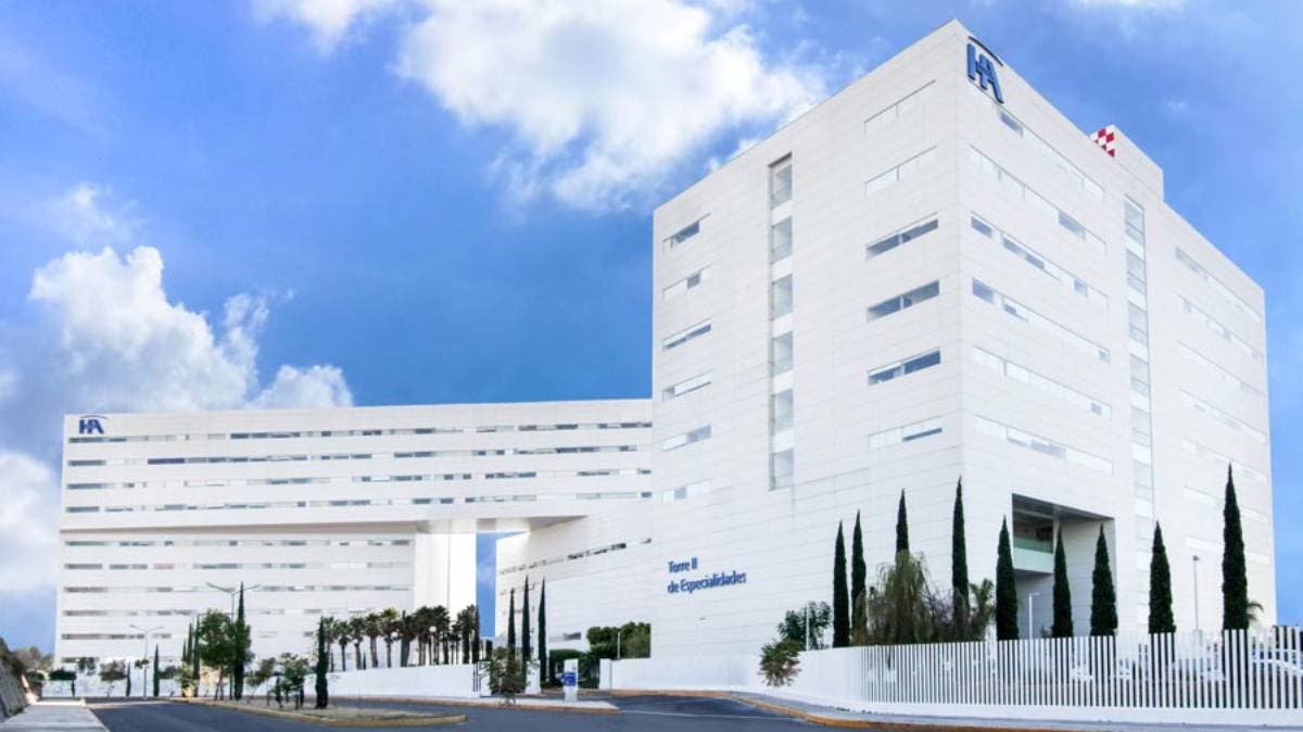 Médico suspendido tras grave denuncia por intento de feminicidio en Puebla: September Vélez expone brutal agresión con video