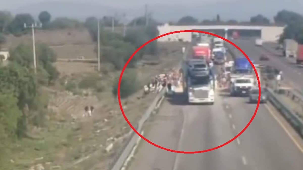Campo de rapiña: vuelca tráiler en Puebla-Orizaba y saquean todo