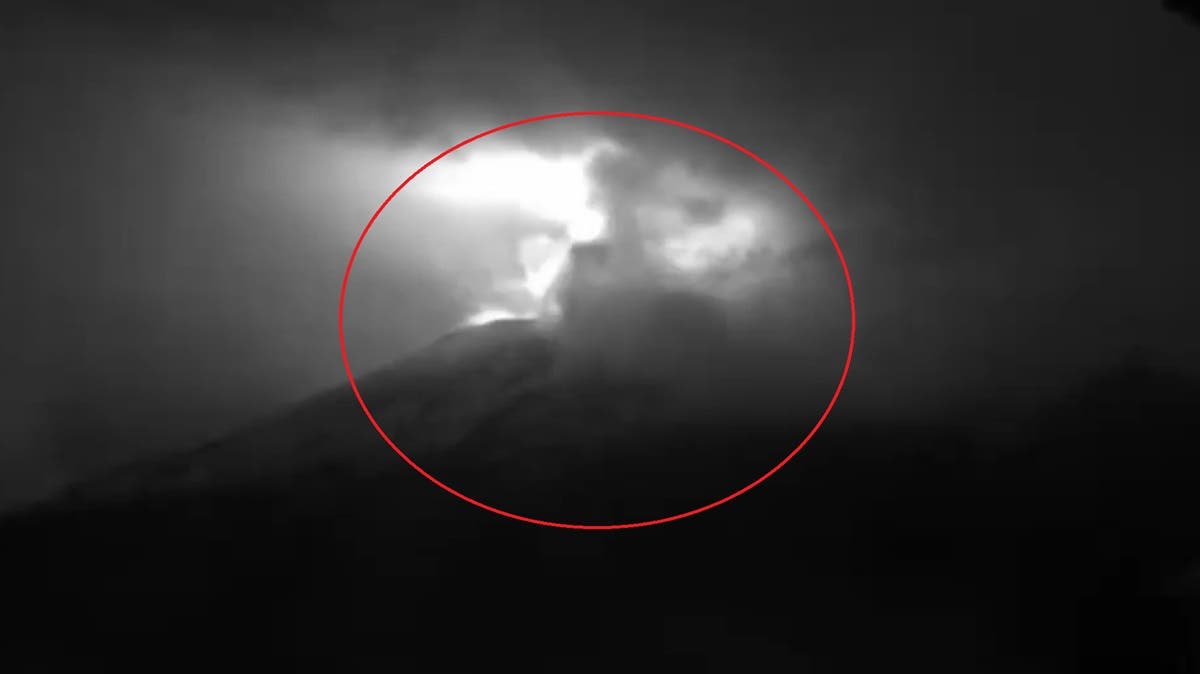 VIDEO: Rayo cae sobre el Popocatépetl y trueno hace retumbar la noche en Puebla