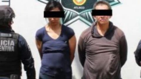 Caen en Atlixco: pareja circulaba en auto robado y con pistola en mochila azul