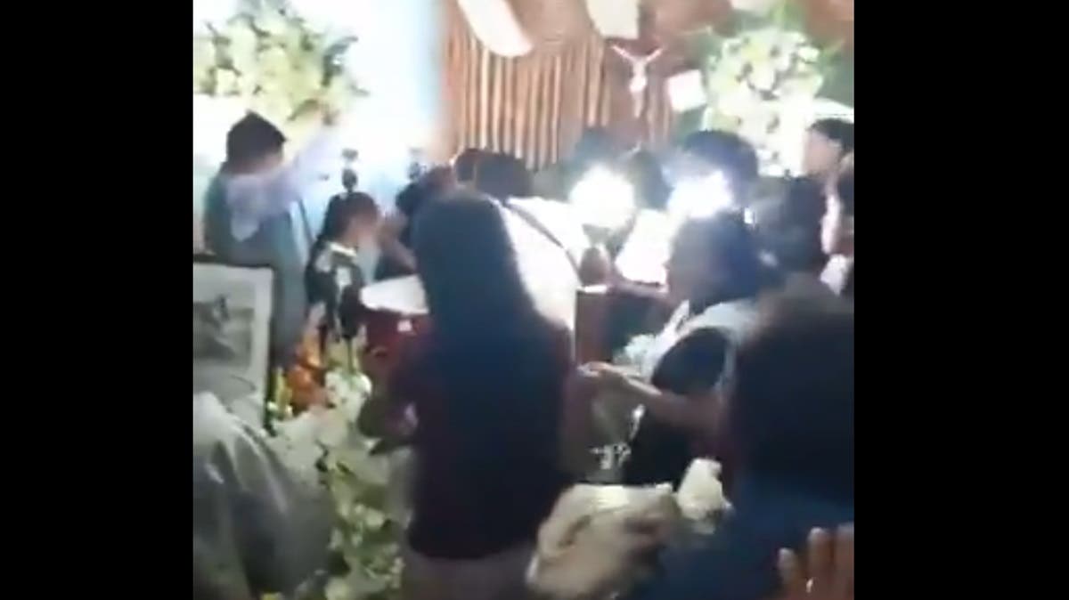 ¡Increíble! Hombre “revive” dentro del ataúd en pleno velorio