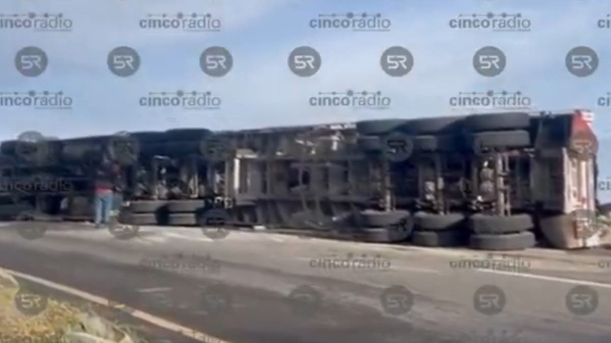 Tráiler vuelca en Periférico tras ser “cerrado” por auto; reportan un lesionado