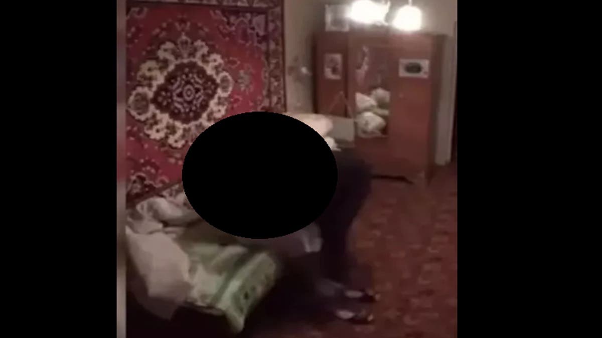 VIDEO “La abuela trepa paredes”, se mueve como “poseída” y causa furor