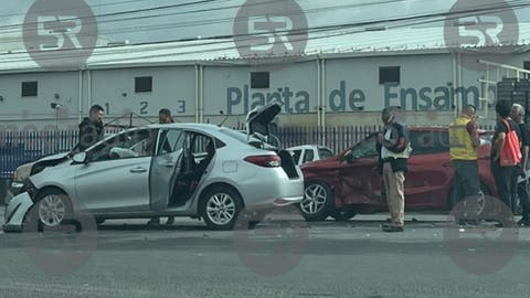 Mañana de lluvia y accidentes: choque en Periférico Ecológico paraliza la circulación en zona del Outlet