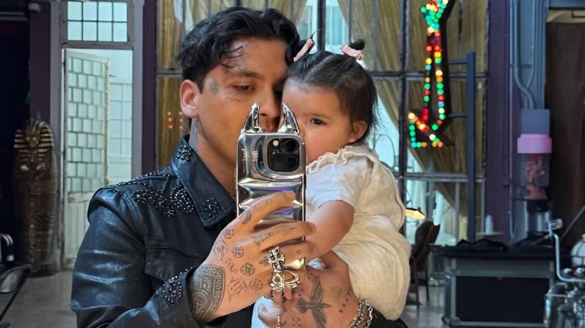 Christian Nodal pidió ver a su hija Inti durante visita de Cazzu a México y estalla la polémica en redes