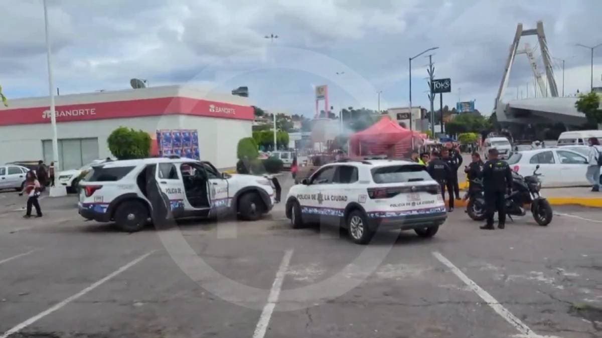Violento asalto a cuentahabiente en Plaza Loreto, Puebla: Policía asegura vehículo involucrado y se desata alerta en la zona