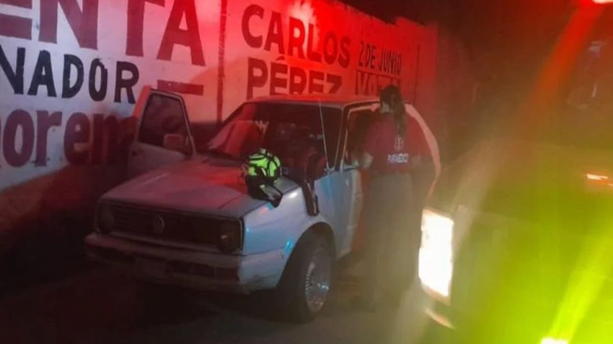 Lo acribillan en su auto en Yehualtepec: le dispararon cinco veces y se llevaron a una mujer