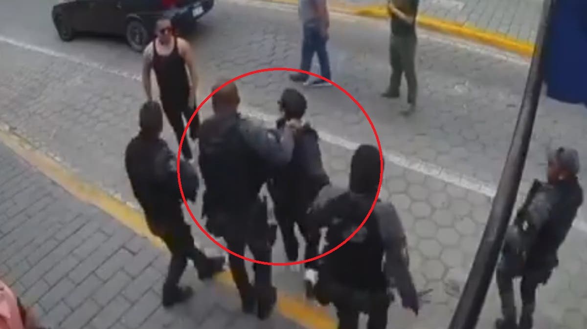 ¡Terror en tienda de celulares! Ladrón se esconde y policías entran armados (VIDEO)