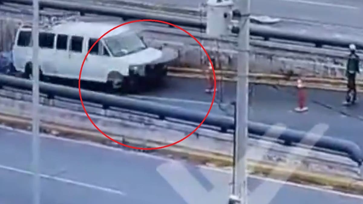 Fuerte VIDEO Conductora con placas de EU arrolla a empleado municipal que abanderaba obras