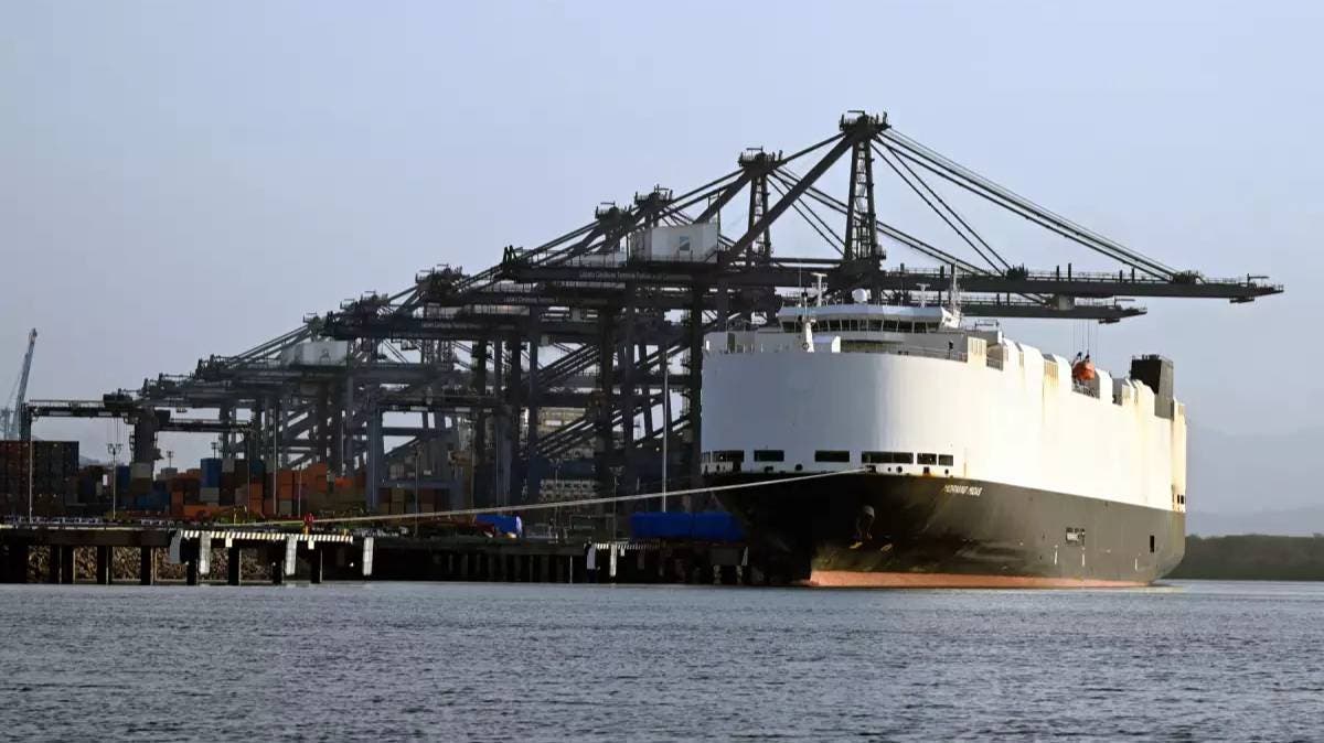 Infierno flotante: Barco con 3 mil autos rumbo a México es abandonado tras incendiarse en pleno Pacífico