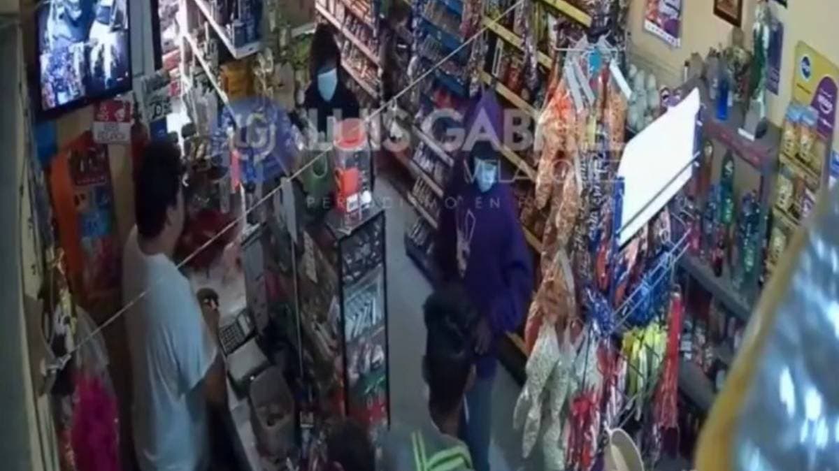 Terror en pleno centro de Izúcar: Encapuchados armados asaltan tienda, clientes y hasta al repartidor