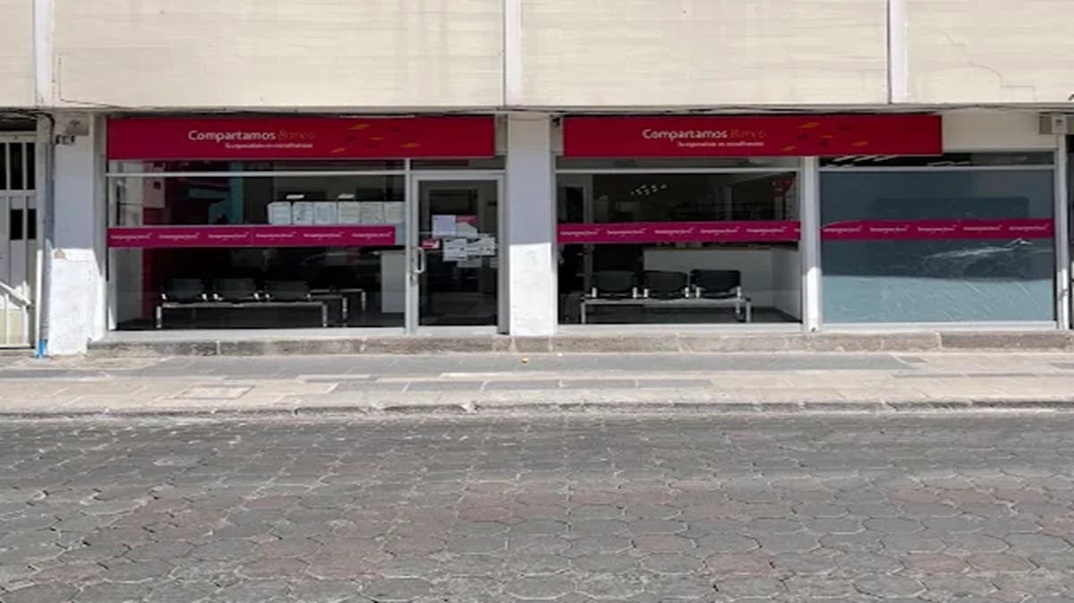 Mujer armada asalta a socias del Banco Compartamos y huye con 50 mil en el Centro de Puebla