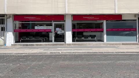 Mujer armada asalta a socias del Banco Compartamos y huye con 50 mil en el Centro de Puebla