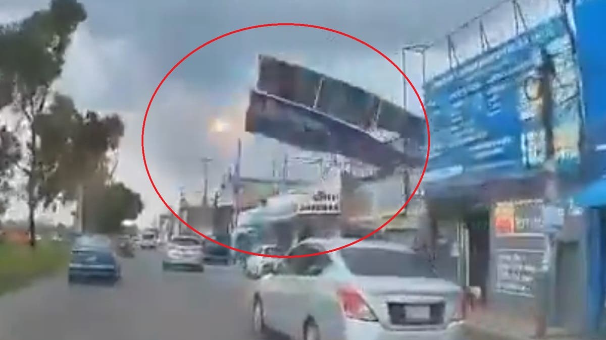 VIDEO: Así cayó el anuncio gigante y dejó sin luz a 6 colonias