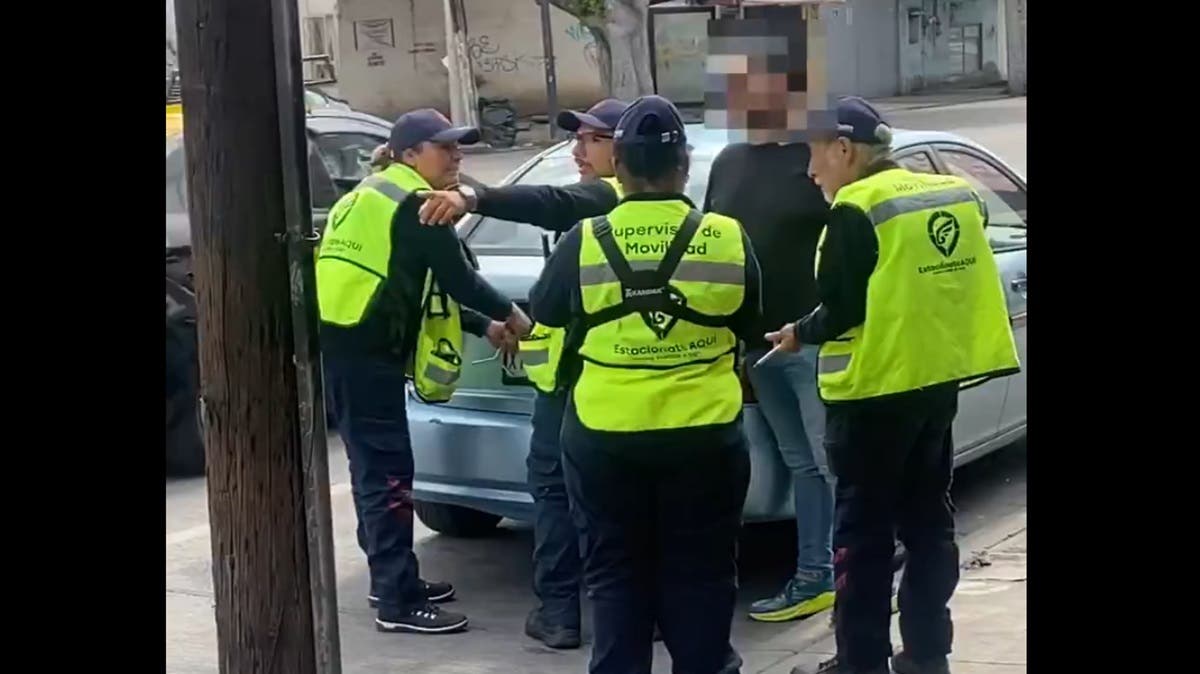 ¡Insólito! Cuatro agentes de Movilidad le quitan una sola placa a ciudadano en Puebla