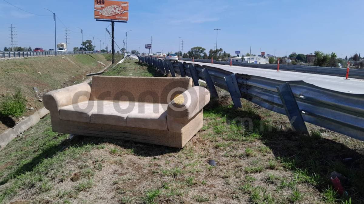 El obstáculo invisible: Dejan un sillón en el carril central del Periférico Ecológico en Puebla y casi provoca tragedia