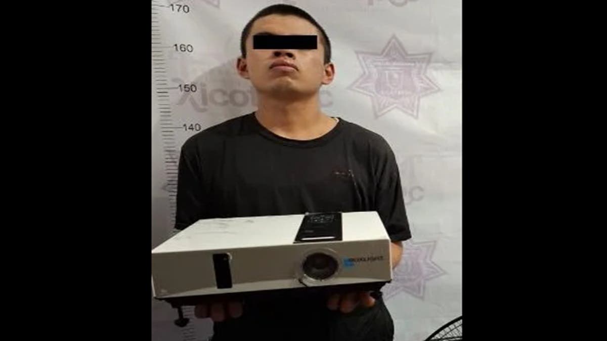 Cae ladrón de escuela en Puebla: intentó huir con proyector y ventilador, pero lo atraparon en pleno centro
