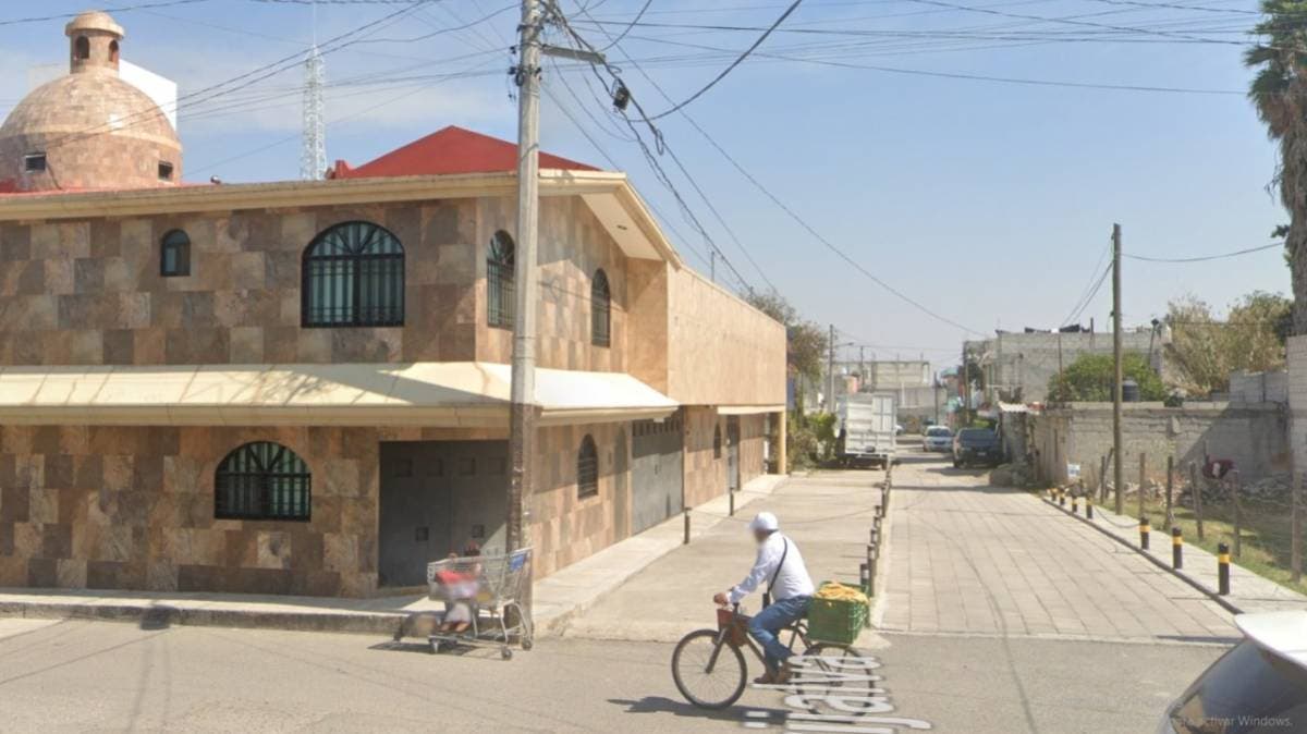 Vecino privatiza media calle en Puebla con 20 bolardos y desata caos vial en Playas del Su