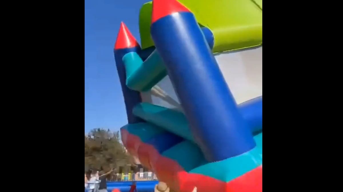 VIDEO Tragedia en festival escolar: castillo inflable sale volando con niños dentro