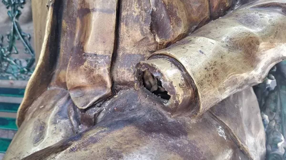 Despojan al cronista de su historia: vandalizan nuevamente estatua de Pedro Ángel Palou en el corazón de Puebla