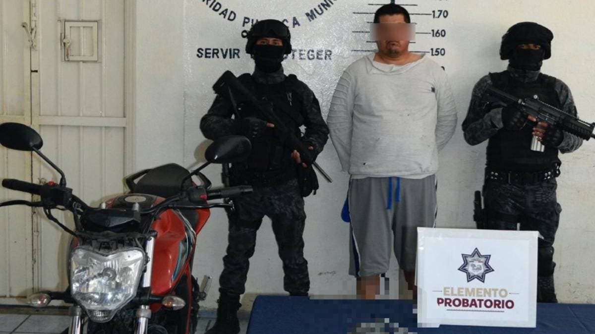 Cae en persecución presunto asaltante de comercios en Cholula: tenía arma, cristal y moto robada