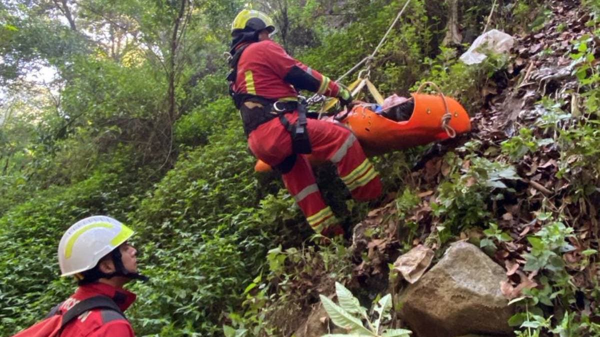 Milagro entre la maleza: rescatan con vida a hombre que cayó a barranca de 25 metros en Puebla