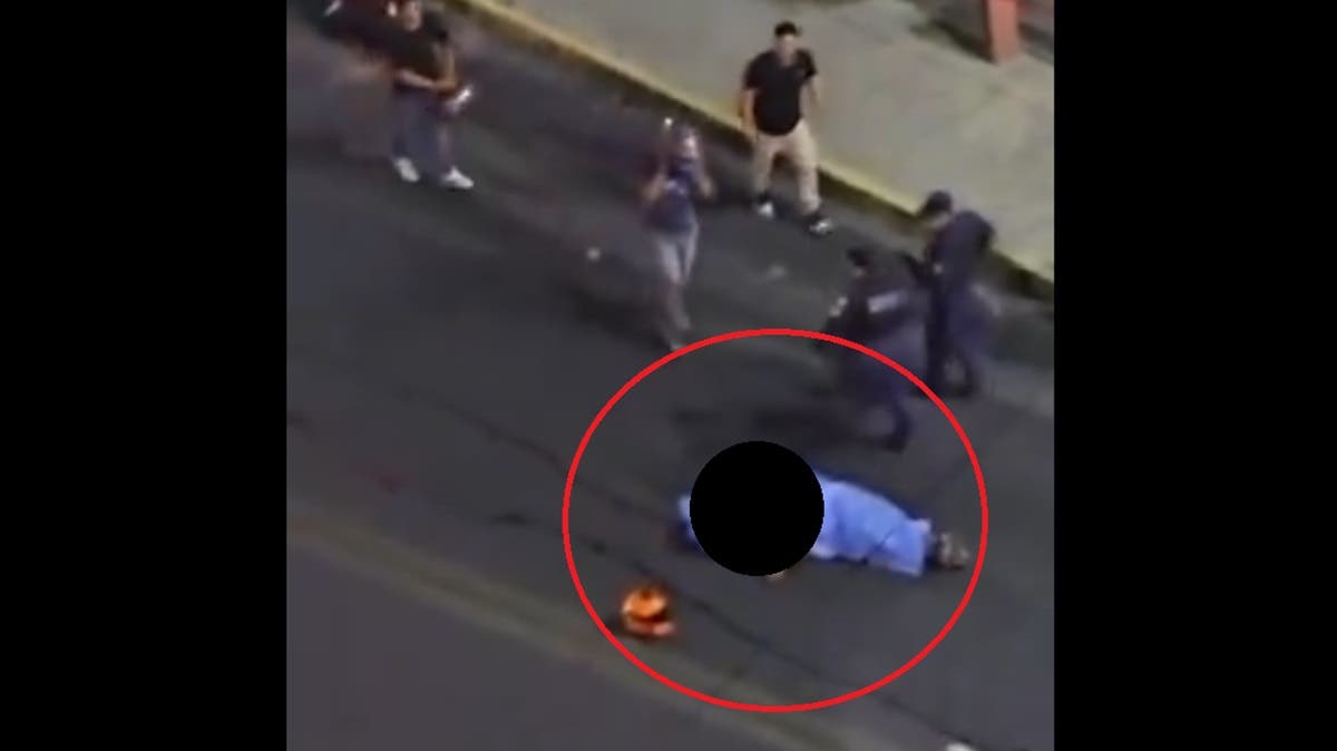 VIDEO Le disparan para robarle la moto y su amigo llega entre lágrimas… pero policías no lo dejan acercarse