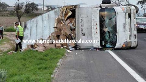 Accidente en Calpulalpan: camión cargado con cajas de hemodiálisis termina volcado