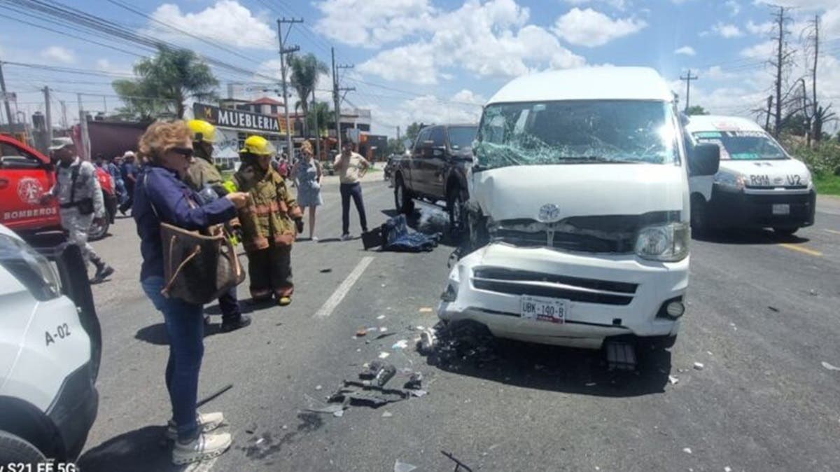 Caos en el Corredor Gastronómico de Atlixco: choque entre combi y camioneta deja seis heridos; responsable fue detenido
