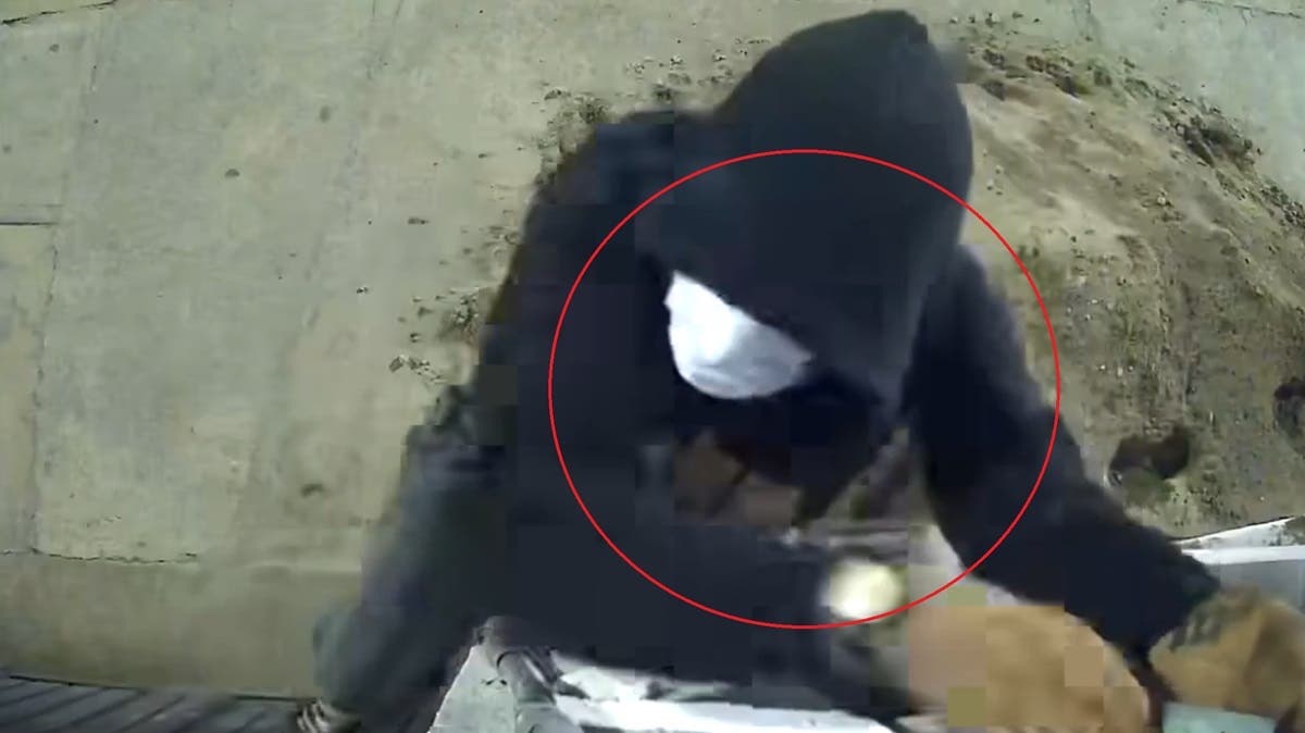 VIDEO Vecinos de Puebla exhiben a sujeto que roba cámaras de seguridad