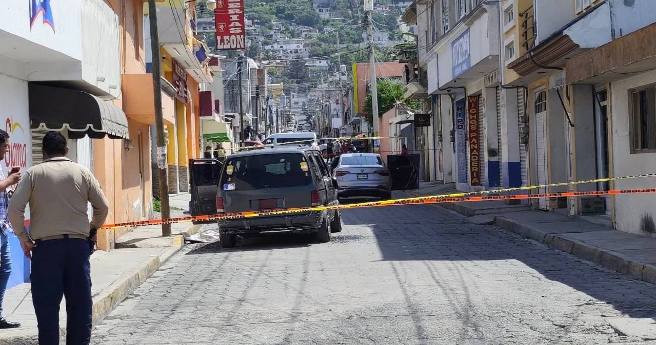 Ejecutan a joven en pleno barrio de San Nicolás, Tecamachalco: viajaba en su camioneta cuando fue atacado a tiros