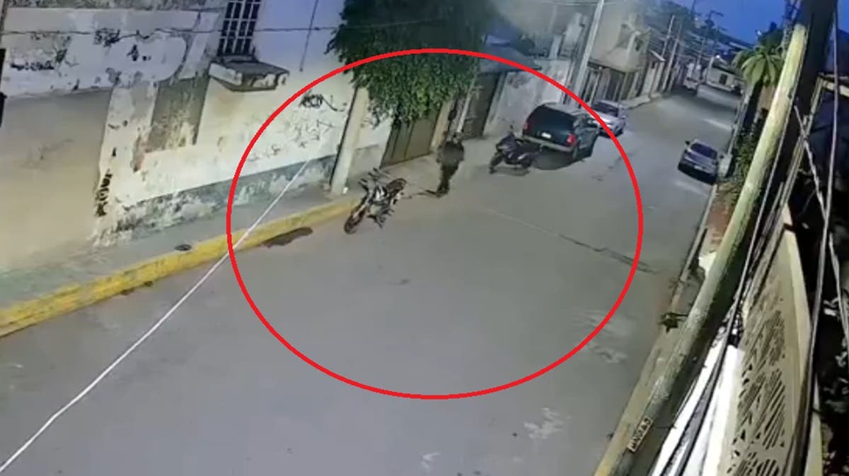 Roba motoneta… ¡y deja la suya estacionada! Insólito robo frente a escuela en Puebla