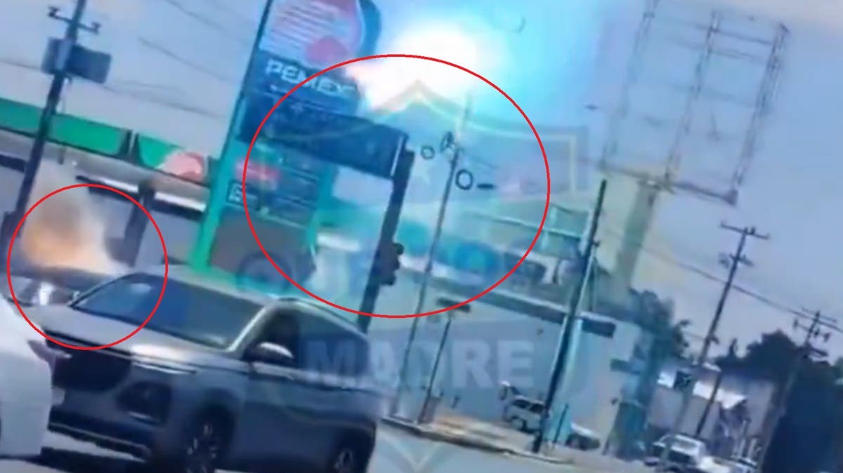 Videos captan momento en que auto es alcanzado por cable eléctrico y se incendia
